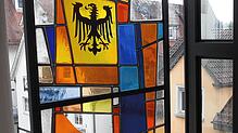 Diese Kunstglasscheibe im Rathausaufzug wurde mutwillig beschädigt und der Schaden wird auf rund 2000 Euro geschätzt.