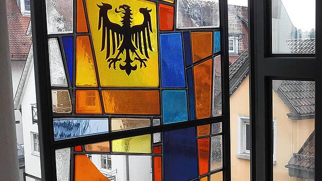 Diese Kunstglasscheibe im Rathausaufzug wurde mutwillig beschädigt und der Schaden wird auf rund 2000 Euro geschätzt.