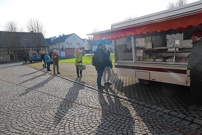 Die Besucher des Aach-Linzer Bauern- und Wochenmarkts verhalten sich diszipliniert und halten die Sicherheitsabstände in den ...