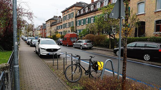 So sieht&lsquo;s im Moment aus: Die Parkflächen werden &ndash; so wie hier im Paradies &ndash; von Autos besetzt, der Platz für ...
