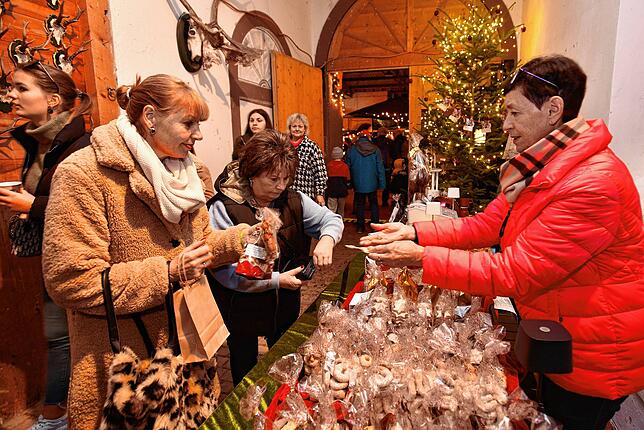 Vor den Türen des neuen Hofcafés, das der Hof Bogenschütz und die Bäckerei Schmid gemeinsam betreiben, gibt es leckeres Weihnachtsgebäck.