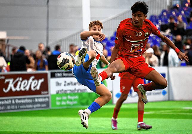 Bild 1: Fußball-Nachwuchsstars in Friedrichshafen! Unsere große Bildergalerie vom MTU-Cup!