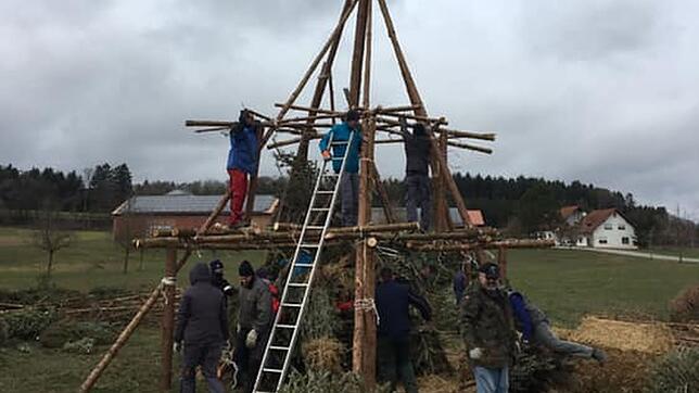 Die Schnellergilde Pfullendorf baute bei stürmischem Wind den Funken auf und brannte ihn am Sonntag auch selbst und pünktlich ab.