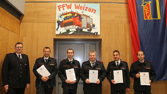 Diese Feuerwehrkameraden konnten in der Hauptversammlung der Gesamtwehr Stühlingen von Gesamtwehrkommandant Gerhard Pfeifer (von links) ...