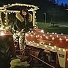 Dieser schön geschmückte und beleuchtete Traktor fungierte am Vorabend zu Heiligabend als Weihnachtsexpress, mit dem ...