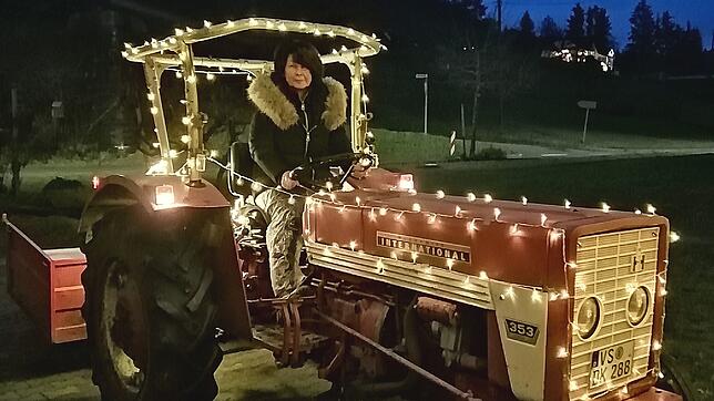 Dieser schön geschmückte und beleuchtete Traktor fungierte am Vorabend zu Heiligabend als Weihnachtsexpress, mit dem ...