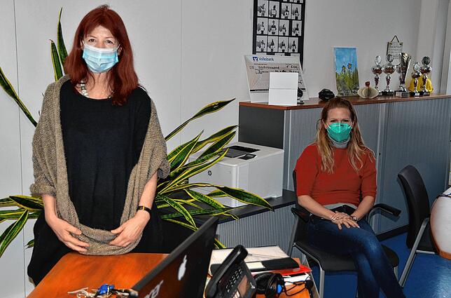 Gymnasialdirektorin Diana Amann (links) und Realschulrektorin Veronika Elflein berichten unterdessen von inzwischen hinreichenden ...