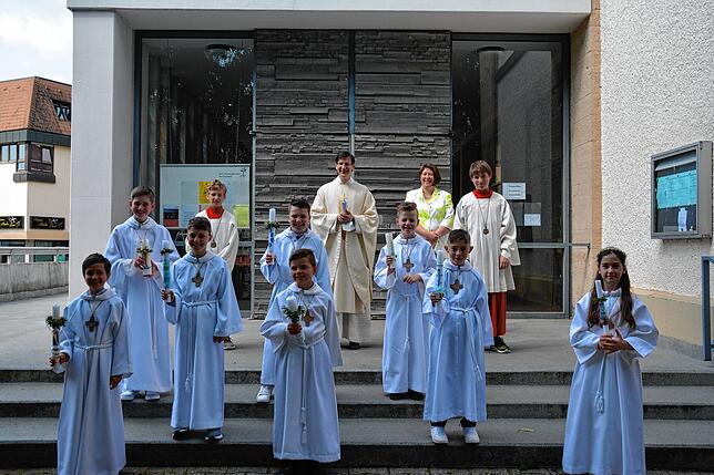 In der katholischen Kirche St. Johann in Bad Dürrheim haben Enrico Avino, Carina und Romy Biermann, Leona Guth, Sarah Hornung, Luana ...