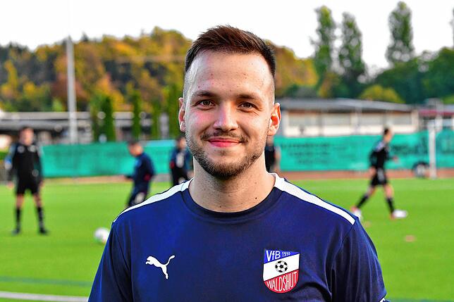 Franjo Bicvic (25) lebt in Kleindöttingen/CH und spielt seit Sommer 2019 beim VfB Waldshut. Mit dem Fußball hat Bicvic als Kind beim FC ...