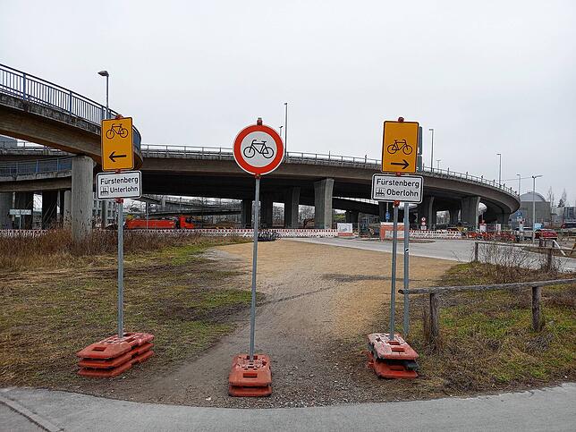 Inzwischen sind Umleitungsschilder angebracht, an denen auch die Fahrtrichtung zu erkennen ist.