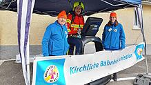Seine Aktion &bdquo;Armut eine Stimme geben&ldquo; hat Kai Eichler mit Peter Reiser und Diakonin Angelika Zanzinger an der ...