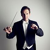 Er gibt den Ton an: Gabriel Venzago, Chefdirigent der Südwestdeutschen Philharmonie, hängt sich in der neuen Spielzeit so richtig rein.