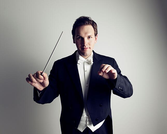 Er gibt den Ton an: Gabriel Venzago, Chefdirigent der Südwestdeutschen Philharmonie, hängt sich in der neuen Spielzeit so richtig rein.
