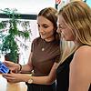 Alona Mena (links) von der Personalabteilung des Klinikum Hochrhein erklärt ihrer Kollegin Katrin Ebner die neue Flexpool-App. Künftig ...