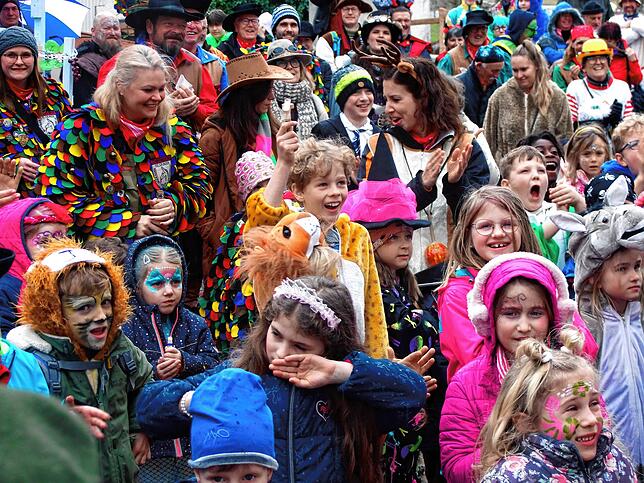 Die befreiten Kinder aus Öhningen spielen beim Rathaussturm der Piraten dem Bierkönig und der Bierkönigin Begriffe pantomimisch vor.