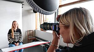 Passbildaufnahme beim Fotografen. Seit Anfang Mai werden Passbilder ausschließlich digital an die Behörden und Ämter weitergeleitet.