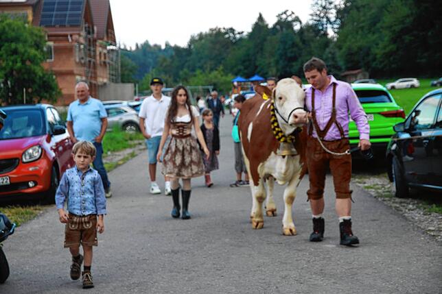 Gemeinsam mit der Familie lief Simon Käppeler mit seiner Fleckviehkuh Email vom heimischen Hof bis zum Seelfinger Sportplatz an welchem ...