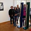 Beim Aufbau des Grand Salon (von links): Kulturreferentin Christine Stanzel, Kuratorin Elena Romanzin, die Künstlerinnen Marga Golz und ...