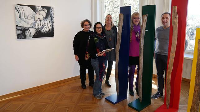 Beim Aufbau des Grand Salon (von links): Kulturreferentin Christine Stanzel, Kuratorin Elena Romanzin, die Künstlerinnen Marga Golz und ...