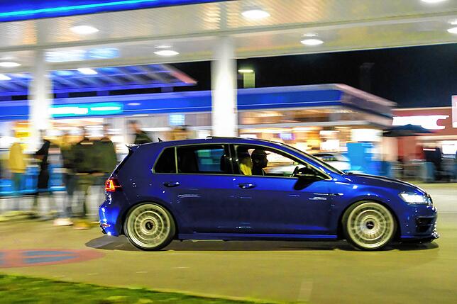 Abmarsch für ein Schweizer Auto, das in einer Gruppe an der Aral-Tankstelle geparkt war.