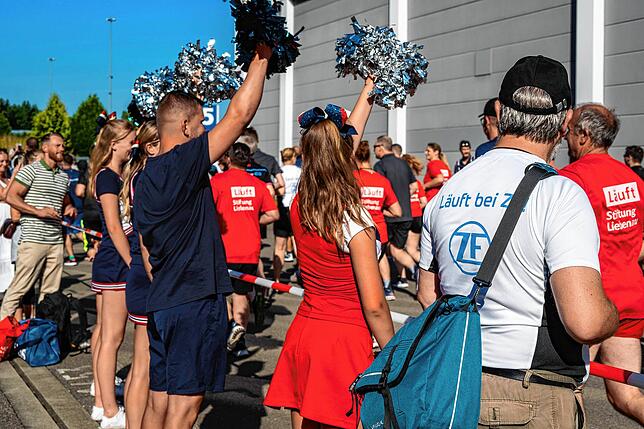 Bild 3: Bilder vom ZF Firmenlauf Start und Zieleinlauf Messegelände