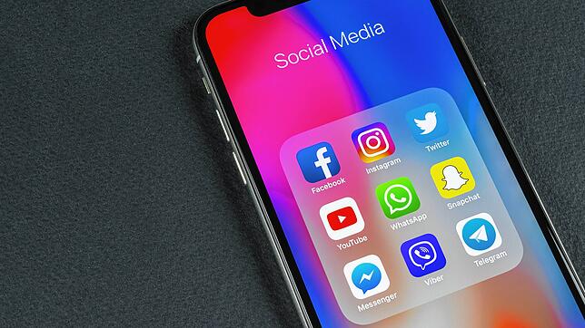 (Symbolbild) Snapchat, TikTok, YouTube: Im Netz und auf sozialen Netzwerken kursieren Videos von sogenannten Pedo-Huntern, die ...