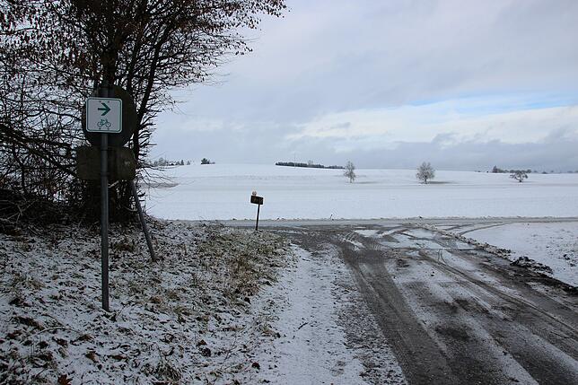 An der Einmündung Hirtenstraße führt der Radweg auf die viel befahrene Landesstraße 194.