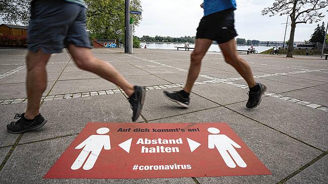Ein Abstandsaufkleber in Rheinland-Pfalz, Mainz:Ab Montag, 20. April, dürfen in Baden-Württemberg Geschäfte mit bis zu 800 Quadratmetern ...
