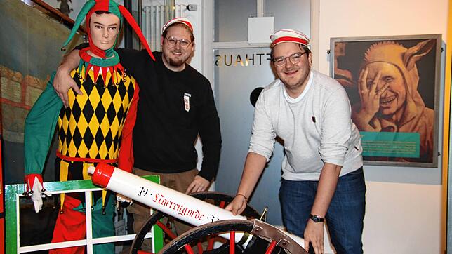 Geben ihre Premiere als Regisseure des Narrenspiegels 2023: Tim Schwenke (links) und Ole Schmal.