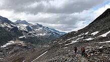 Wanderer gehen durch eine Moränenlandschaft in den Ötztaler Alpen nahe dem Gurgler Ferner. Einst war das Gebiet vergletschert.