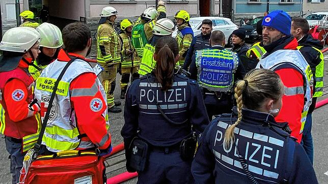 (Archivbild) Großeinsatz für Feuerwehr, Polizei und Rettungsdienst: Beim Brand in einem Hinterhof im Stadtteil Paradies am Samstag, 13. ...
