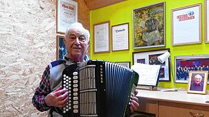 Zum Musizieren hat sich Roland Fluri eigens ein Zimmer in seinem Haus in Schwörstadt eingerichtet. Früher hatte er fünf Instrumente, ...
