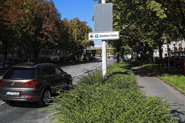 (Archivbild) So sah bis vor ein paar Monaten – hier eine Aufnahme von 2023 – noch das Verkehrsschild vor der Theodor-Heuss-Realschule am ...