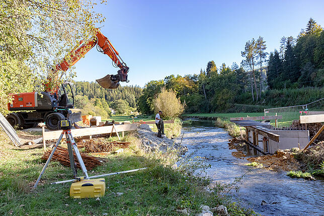 Im Schmeietal entsteht derzeit die erste von insgesamt drei Feldwegbrücken über den Bach.