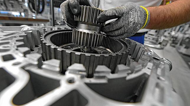 Getriebemontage beim Zulieferer ZF in Friedrichshafen. Bild: dpa