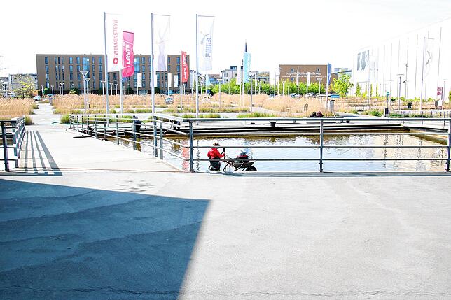 Kein Betrieb vor dem Seemaxx, nur der Teich wird gesäubert: Das Outletcenter nahe der Innenstadt dürfte öffnen, ist aber für den Besuch ...