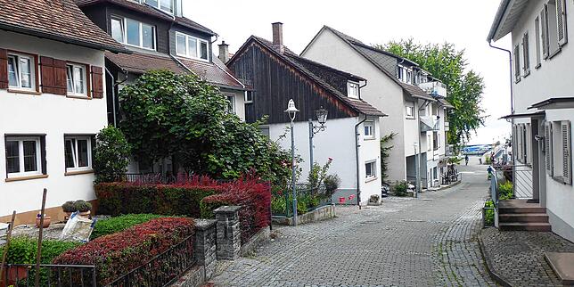 Die Fischerstraße mit den altem Baubestand der Fischerhäuser im alten Staader Weiler, hinunter zum Hafen.