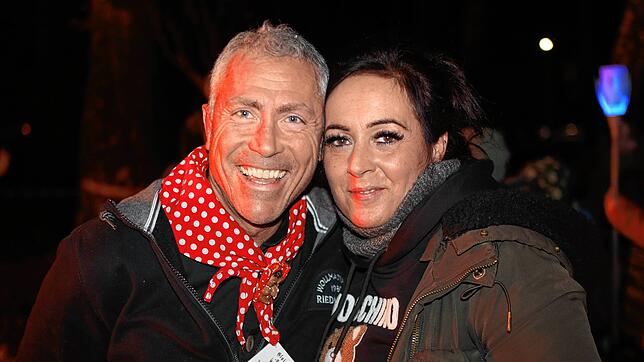 Bild 30: Konstanzer Fasnacht: Im Uniwald tanzen Narren und Mäschgerle am Feuer