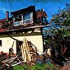 Im Brigachtaler Ortsteil Klengen brennt im Mai 2022 über Nacht dieses Wohnhaus an der der Hauptstraße 37. Jetzt ist ein Mann angeklagt.