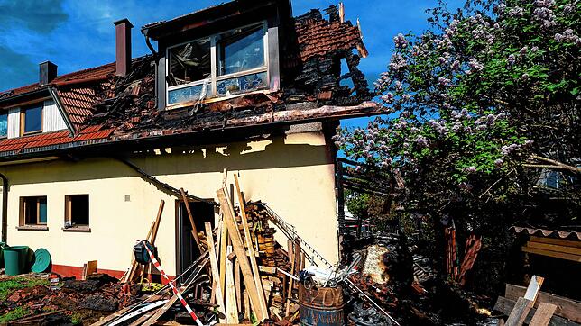 Im Brigachtaler Ortsteil Klengen brennt im Mai 2022 über Nacht dieses Wohnhaus an der der Hauptstraße 37. Jetzt ist ein Mann angeklagt.