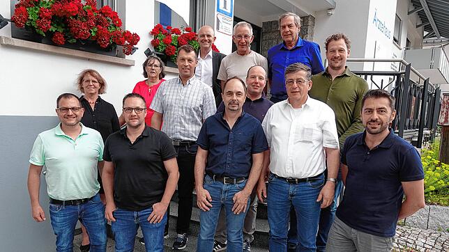 Der neue Gemeinderat von Rickenbach (jeweils von links): vorn Thomas Braun, Andreas Baumgartner, Matthias Vogt, Georg Metzger und Bernd ...