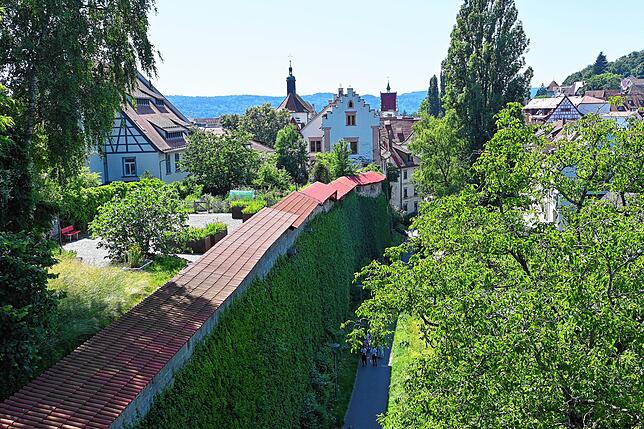 Über die Rosenobelgärten gelangt man auf den Rosenobelturm. Von dort überblickt man die alte Stadtmauer und die kleinen Gartenanlagen.