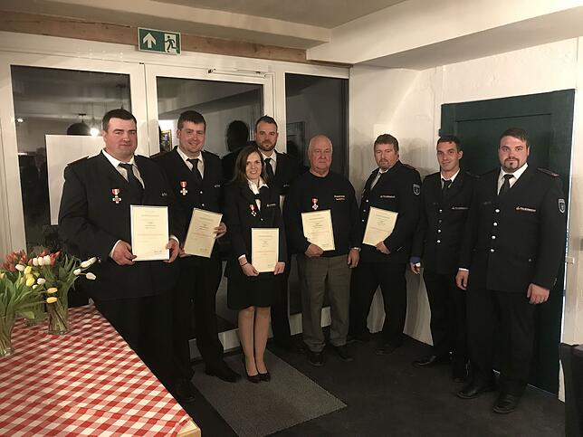 Mareike Seiffert inmitten ihrer Kameraden bei der jüngsten Hauptversammlung. Unser Foto zeigt (von links) Bernd Steinemann, Michael ...