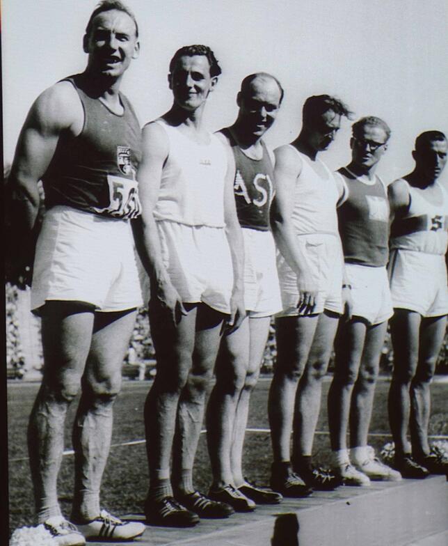 Überragender Sportler der Sportstadt Wehr in den 50er Jahren war der Kugelstoßer Werner Eckert (Zweiter von links), bei der Siegerehrung ...