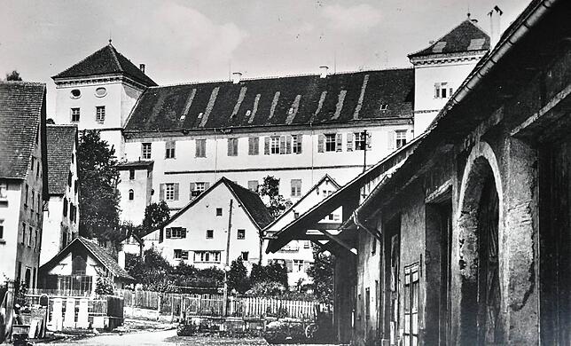 1923: Eine Postkarte aus dem Jahr 1923 zeigt das Schloss, das damals noch Fensterläden besaß, aus Richtung der Grabenstraße, die in die ...