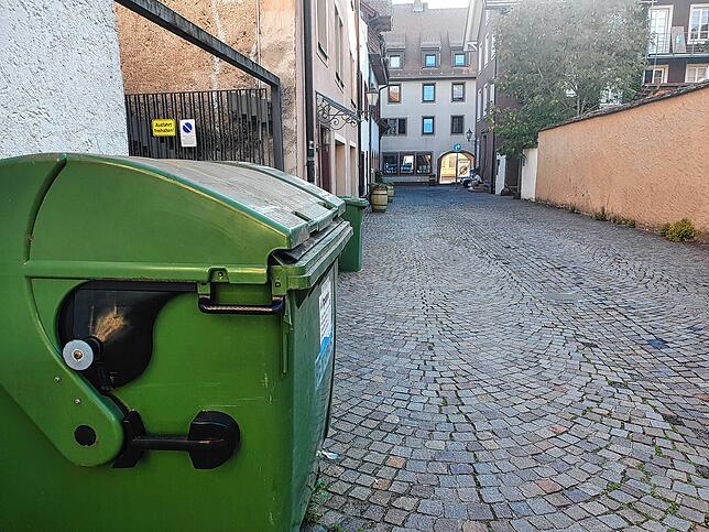 Rathausgasse nahe des alten Rathauses: Anwohner stellen ihre Müllkübel im öffentlichen Raum ab.