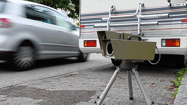 Hier ist Tempo 30: In der Fritz-Arnold-Straße setzt die Stadt Konstanz aktuell auf einen mobilen Blitzer. Dafür muss allerdings ständig ...