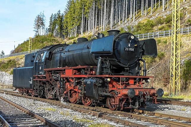 Die Dampf-Lokomotive 23 058, die auf Höhe Uhldingen-Mühlhofen von Metallgegenständen beschädigt wurde. Das Fahrzeug wurde im Jahr 1955 ...