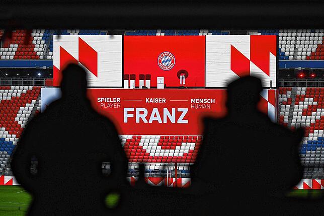Eine eigene Bühne mit der Aufschrift &bdquo;Spieler &ndash; Kaiser &ndash; Mensch &ndash; FRANZ&ldquo; ist für die Veranstaltung im ...