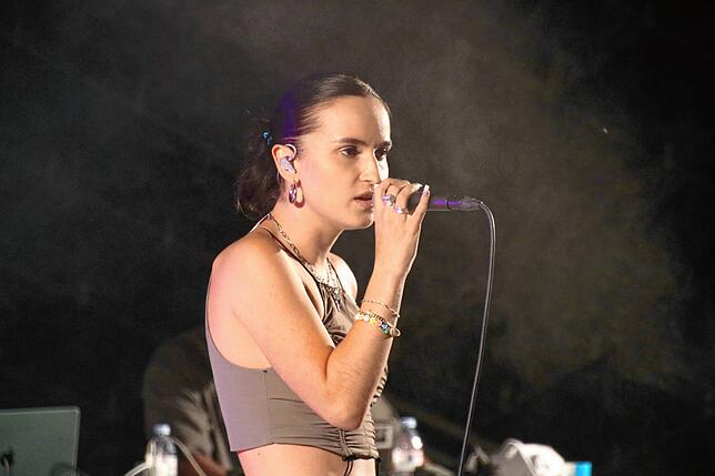 Die Berliner Sängerin Tosha auf der Bühne bei Rock am Segel.